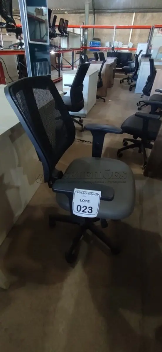 LOTE 023 - 01 CADEIRA GIRATÓRIA FLIP LIGHT EXECUTIVA COM ASSENTO CINTA E ENCOSTO DE TELA PRETA. (NO ESTADO) ATENÇÃO! FAZER A VISITAÇÃO ANTES DE ARREMATAR, NÃO SABEMOS SE FUNCIONA, LEILÃO NÃO TEM GARANTIA E NEM DEVOLUÇÃO, SUJEITO A POSSÍVEIS AVARIAS VISÍVEIS/OCULTAS E/OU AUSÊNCIA DE COMPONENTES.