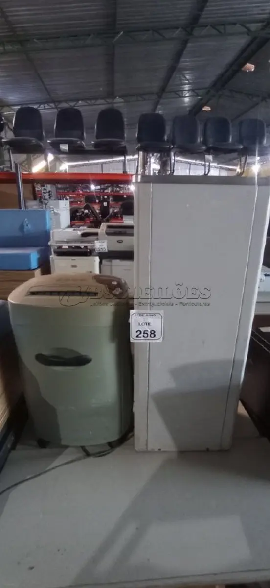 LOTE 258 - 01 BEBEDOURO E 01 FRAGMENTADORA DE PAPEL. (NO ESTADO) ATENÇÃO! FAZER A VISITAÇÃO ANTES DE ARREMATAR, NÃO SABEMOS SE FUNCIONA, LEILÃO NÃO TEM GARANTIA E NEM DEVOLUÇÃO, SUJEITO A POSSÍVEIS AVARIAS VISÍVEIS/OCULTAS E/OU AUSÊNCIA DE COMPONENTES.