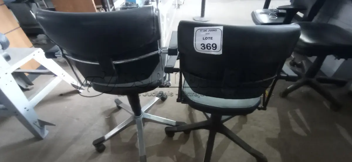 LOTE 369 - 02 CADEIRAS DE ESCRITÓRIO GIRATÓRIA. (NO ESTADO) ATENÇÃO! FAZER A VISITAÇÃO ANTES DE ARREMATAR, NÃO SABEMOS SE FUNCIONA, LEILÃO NÃO TEM GARANTIA E NEM DEVOLUÇÃO, SUJEITO A POSSÍVEIS AVARIAS VISÍVEIS/OCULTAS E/OU AUSÊNCIA DE COMPONENTES.