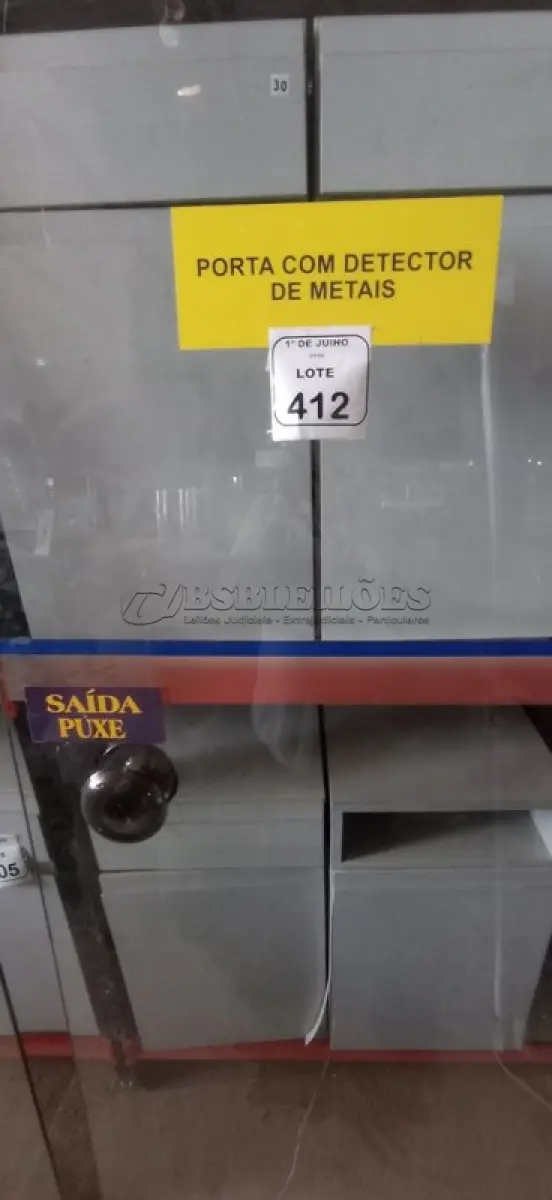 LOTE 412 - 01 PORTA DE VIDRO DE 2,06X0,83. (NO ESTADO) ATENÇÃO! FAZER A VISITAÇÃO ANTES DE ARREMATAR, NÃO SABEMOS SE FUNCIONA, LEILÃO NÃO TEM GARANTIA E NEM DEVOLUÇÃO, SUJEITO A POSSÍVEIS AVARIAS VISÍVEIS/OCULTAS E/OU AUSÊNCIA DE COMPONENTES.