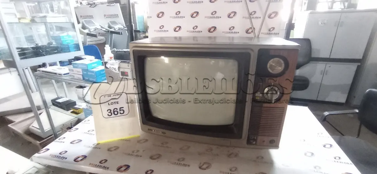 LOTE 365 - 01 TV DE TUBO ANTIGO MODELO CTP 3703 MARCA SANYO. (NO ESTADO) ATENÇÃO! FAZER A VISITAÇÃO ANTES DE ARREMATAR, NÃO SABEMOS SE FUNCIONA, LEILÃO NÃO TEM GARANTIA E NEM DEVOLUÇÃO, SUJEITO A POSSÍVEIS AVARIAS VISÍVEIS/OCULTAS E/OU AUSÊNCIA DE COMPONENTES.