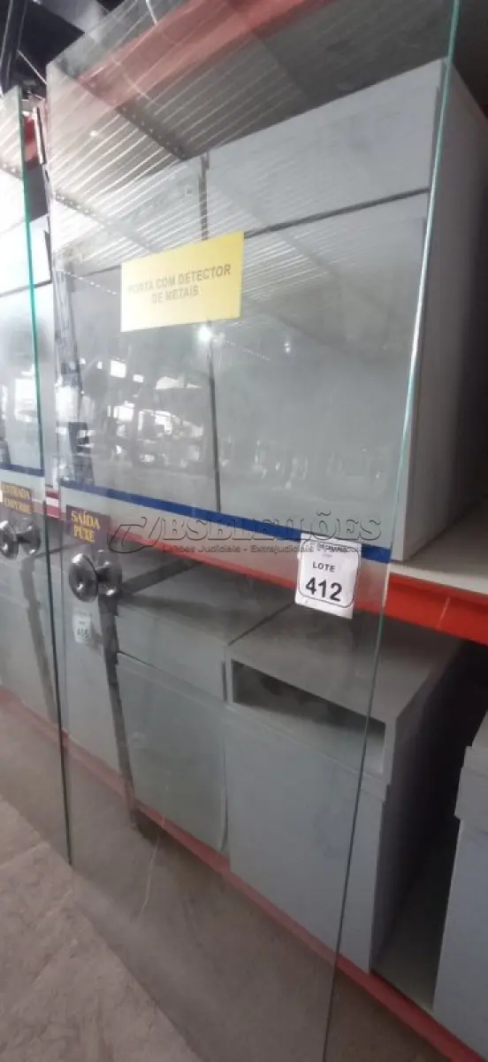 LOTE 412 - 01 PORTA DE VIDRO DE 2,06X0,83. (NO ESTADO) ATENÇÃO! FAZER A VISITAÇÃO ANTES DE ARREMATAR, NÃO SABEMOS SE FUNCIONA, LEILÃO NÃO TEM GARANTIA E NEM DEVOLUÇÃO, SUJEITO A POSSÍVEIS AVARIAS VISÍVEIS/OCULTAS E/OU AUSÊNCIA DE COMPONENTES.