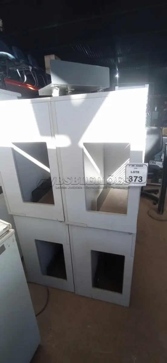 LOTE 373 - 04 ARMÁRIOS BAIXOS COM 01 GAVETA. (NO ESTADO) ATENÇÃO! FAZER A VISITAÇÃO ANTES DE ARREMATAR, NÃO SABEMOS SE FUNCIONA, LEILÃO NÃO TEM GARANTIA E NEM DEVOLUÇÃO, SUJEITO A POSSÍVEIS AVARIAS VISÍVEIS/OCULTAS E/OU AUSÊNCIA DE COMPONENTES.
