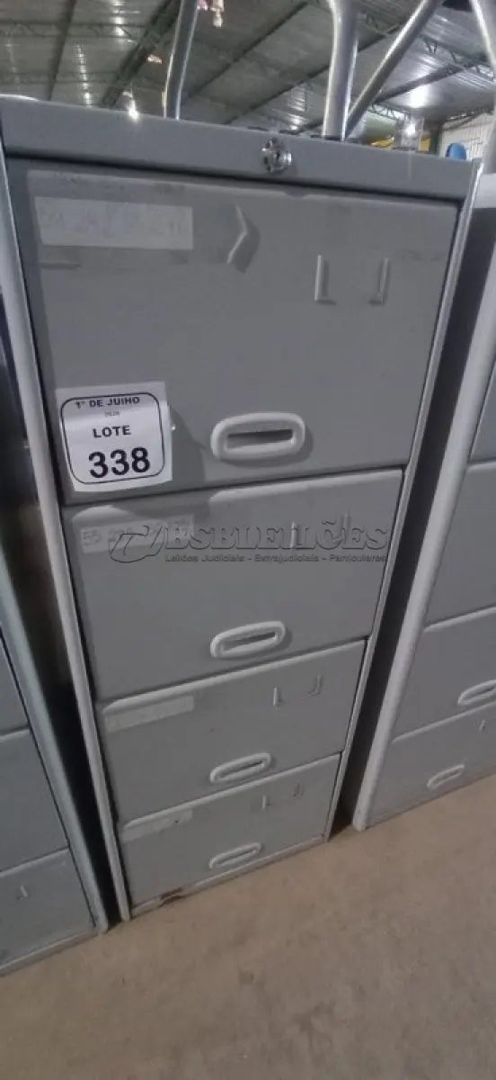 LOTE 338 - 01 ARQUIVO DE AÇO COM 04 GAVETAS. (NO ESTADO) ATENÇÃO! FAZER A VISITAÇÃO ANTES DE ARREMATAR, NÃO SABEMOS SE FUNCIONA, LEILÃO NÃO TEM GARANTIA E NEM DEVOLUÇÃO, SUJEITO A POSSÍVEIS AVARIAS VISÍVEIS/OCULTAS E/OU AUSÊNCIA DE COMPONENTES.