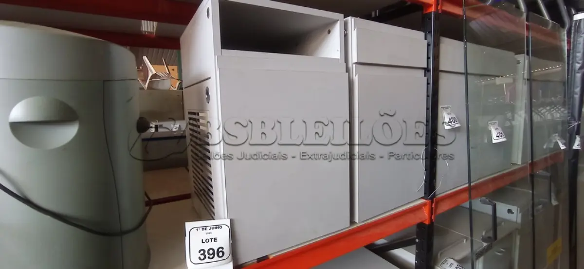 LOTE 396 - 02 ARMÁRIOS PARA CPU COM 01 PORTA E 01 GAVETA. (NO ESTADO) ATENÇÃO! FAZER A VISITAÇÃO ANTES DE ARREMATAR, NÃO SABEMOS SE FUNCIONA, LEILÃO NÃO TEM GARANTIA E NEM DEVOLUÇÃO, SUJEITO A POSSÍVEIS AVARIAS VISÍVEIS/OCULTAS E/OU AUSÊNCIA DE COMPONENTES.