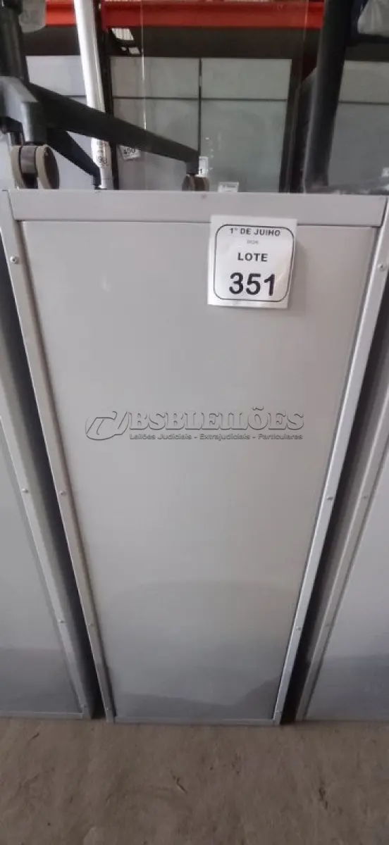 LOTE 351 - 01 ARQUIVO DE AÇO COM 04 GAVETAS. (NO ESTADO) ATENÇÃO! FAZER A VISITAÇÃO ANTES DE ARREMATAR, NÃO SABEMOS SE FUNCIONA, LEILÃO NÃO TEM GARANTIA E NEM DEVOLUÇÃO, SUJEITO A POSSÍVEIS AVARIAS VISÍVEIS/OCULTAS E/OU AUSÊNCIA DE COMPONENTES.