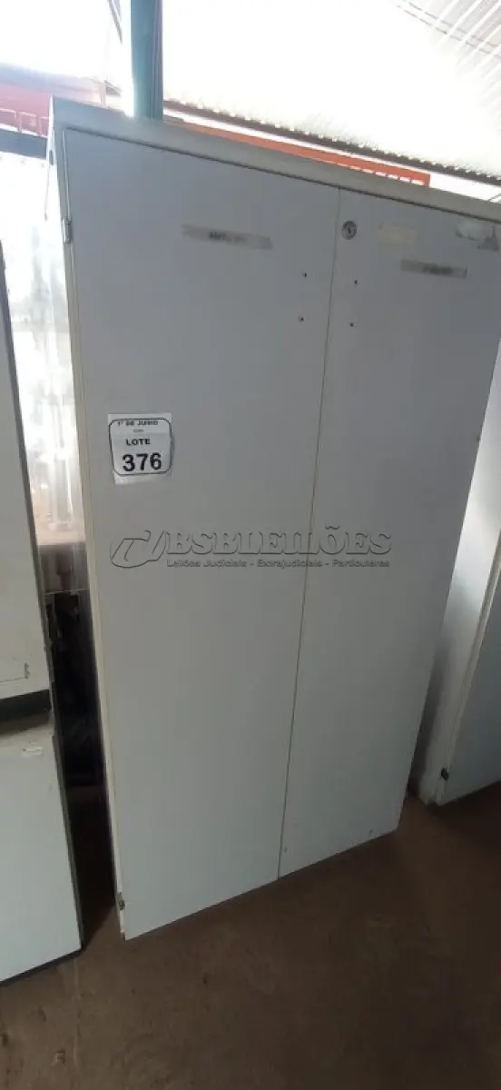 LOTE 376 - 01 ARMÁRIO 02 PORTAS EM MADEIRA. (NO ESTADO) ATENÇÃO! FAZER A VISITAÇÃO ANTES DE ARREMATAR, NÃO SABEMOS SE FUNCIONA, LEILÃO NÃO TEM GARANTIA E NEM DEVOLUÇÃO, SUJEITO A POSSÍVEIS AVARIAS VISÍVEIS/OCULTAS E/OU AUSÊNCIA DE COMPONENTES.