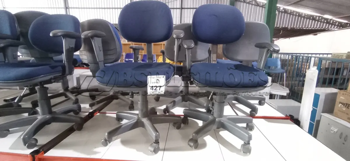 LOTE 427 - 02 CADEIRAS DE ESCRITÓRIO COM PÉS FIXOS. (NO ESTADO) ATENÇÃO! FAZER A VISITAÇÃO ANTES DE ARREMATAR, NÃO SABEMOS SE FUNCIONA, LEILÃO NÃO TEM GARANTIA E NEM DEVOLUÇÃO, SUJEITO A POSSÍVEIS AVARIAS VISÍVEIS/OCULTAS E/OU AUSÊNCIA DE COMPONENTES.