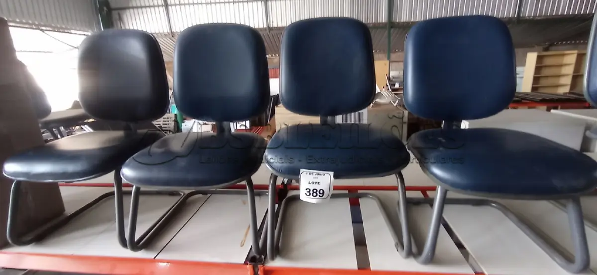 LOTE 389 - 04 CADEIRAS DE PÉS FIXOS. (NO ESTADO) ATENÇÃO! FAZER A VISITAÇÃO ANTES DE ARREMATAR, NÃO SABEMOS SE FUNCIONA, LEILÃO NÃO TEM GARANTIA E NEM DEVOLUÇÃO, SUJEITO A POSSÍVEIS AVARIAS VISÍVEIS/OCULTAS E/OU AUSÊNCIA DE COMPONENTES.