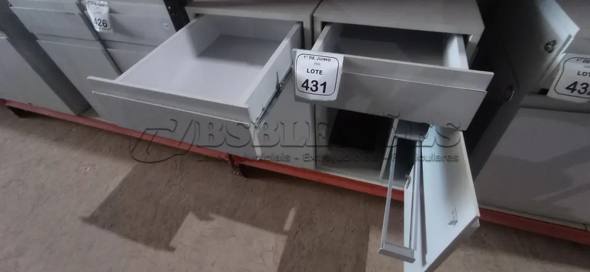 LOTE 431 - 02 ARMÁRIOS PARA CPU COM 01 PORTA E 01 GAVETA. (NO ESTADO) ATENÇÃO! FAZER A VISITAÇÃO ANTES DE ARREMATAR, NÃO SABEMOS SE FUNCIONA, LEILÃO NÃO TEM GARANTIA E NEM DEVOLUÇÃO, SUJEITO A POSSÍVEIS AVARIAS VISÍVEIS/OCULTAS E/OU AUSÊNCIA DE COMPONENTES.
