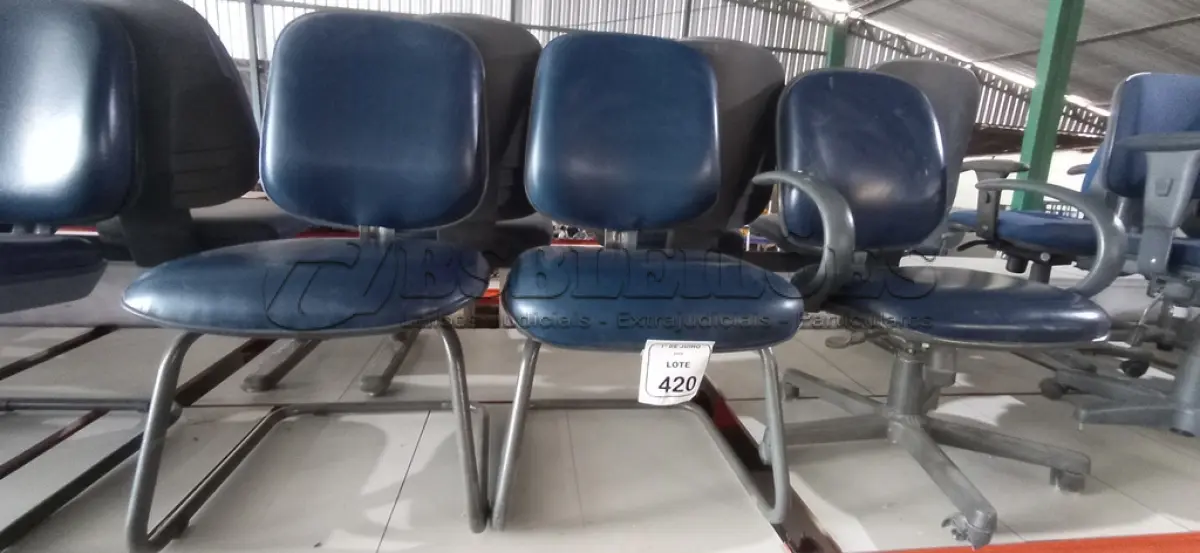 LOTE 420 - 02 CADEIRAS COM PÉS FIXOS E 01 CADEIRA DE ESCRITÓRIO GIRATÓRIA. (NO ESTADO) ATENÇÃO! FAZER A VISITAÇÃO ANTES DE ARREMATAR, NÃO SABEMOS SE FUNCIONA, LEILÃO NÃO TEM GARANTIA E NEM DEVOLUÇÃO, SUJEITO A POSSÍVEIS AVARIAS VISÍVEIS/OCULTAS E/OU AUSÊNCIA DE COMPONENTES.