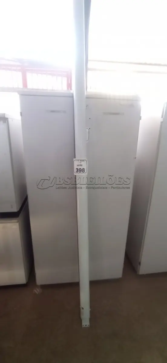 LOTE 398 - 01 TELA DE PROJEÇÃO RETRÁTIL. (NO ESTADO) ATENÇÃO! FAZER A VISITAÇÃO ANTES DE ARREMATAR, NÃO SABEMOS SE FUNCIONA, LEILÃO NÃO TEM GARANTIA E NEM DEVOLUÇÃO, SUJEITO A POSSÍVEIS AVARIAS VISÍVEIS/OCULTAS E/OU AUSÊNCIA DE COMPONENTES.