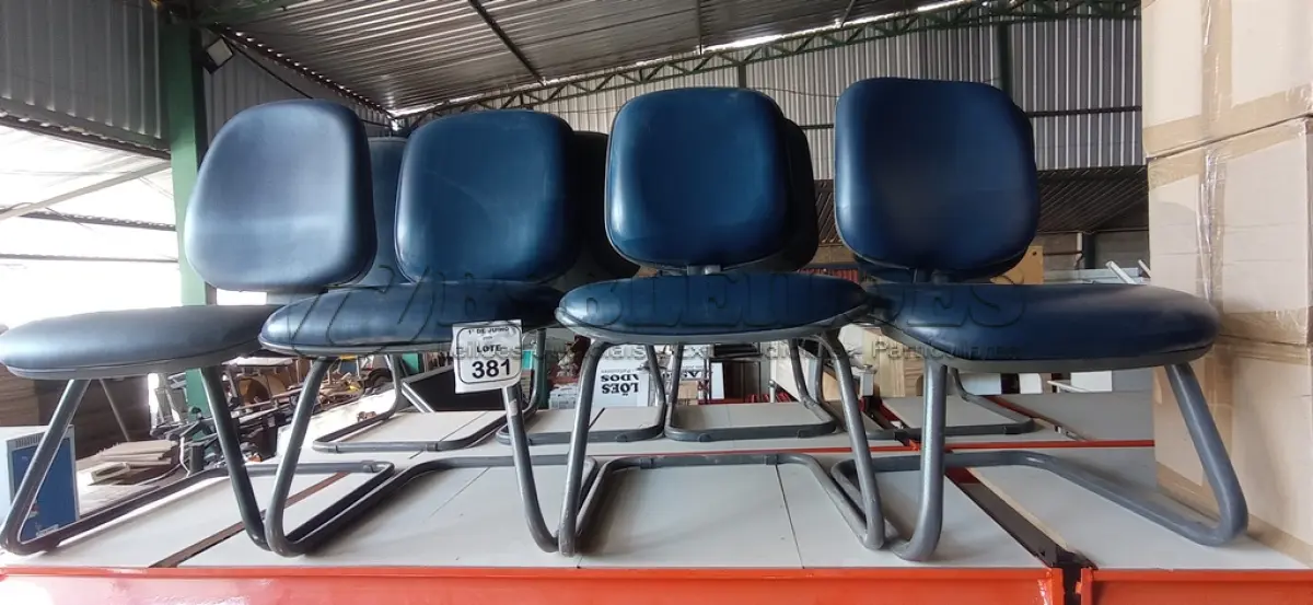 LOTE 381 - 04 CADEIRAS DE PÉS FIXOS. (NO ESTADO) ATENÇÃO! FAZER A VISITAÇÃO ANTES DE ARREMATAR, NÃO SABEMOS SE FUNCIONA, LEILÃO NÃO TEM GARANTIA E NEM DEVOLUÇÃO, SUJEITO A POSSÍVEIS AVARIAS VISÍVEIS/OCULTAS E/OU AUSÊNCIA DE COMPONENTES.