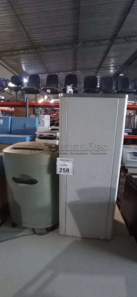 LOTE 258 - 01 BEBEDOURO E 01 FRAGMENTADORA DE PAPEL. (NO ESTADO) ATENÇÃO! FAZER A VISITAÇÃO ANTES DE ARREMATAR, NÃO SABEMOS SE FUNCIONA, LEILÃO NÃO TEM GARANTIA E NEM DEVOLUÇÃO, SUJEITO A POSSÍVEIS AVARIAS VISÍVEIS/OCULTAS E/OU AUSÊNCIA DE COMPONENTES.