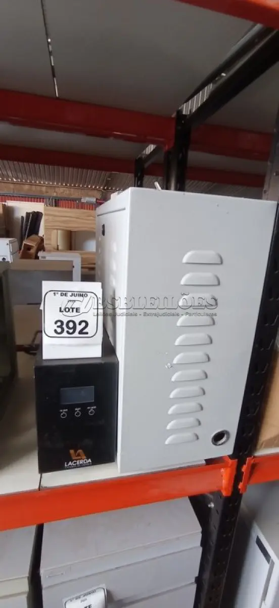 LOTE 392 - 01 BANCO DE BATERIAS VAZIAS E 01 NOBREAK MARCA LACERDA. (NO ESTADO) ATENÇÃO! FAZER A VISITAÇÃO ANTES DE ARREMATAR, NÃO SABEMOS SE FUNCIONA, LEILÃO NÃO TEM GARANTIA E NEM DEVOLUÇÃO, SUJEITO A POSSÍVEIS AVARIAS VISÍVEIS/OCULTAS E/OU AUSÊNCIA DE COMPONENTES.