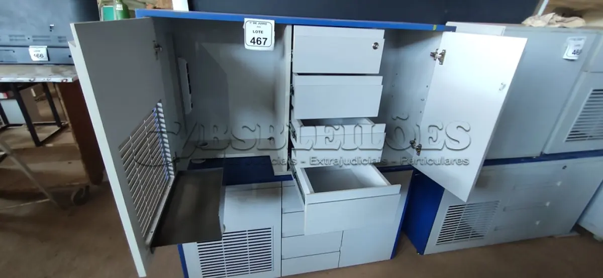 LOTE 467 - 02 BALCÕES DE ESCRITÓRIO COM 04 GAVETA COM 01 PORTA E 01 SUPORTE PARA CPU. (NO ESTADO) ATENÇÃO! FAZER A VISITAÇÃO ANTES DE ARREMATAR, NÃO SABEMOS SE FUNCIONA, LEILÃO NÃO TEM GARANTIA E NEM DEVOLUÇÃO, SUJEITO A POSSÍVEIS AVARIAS VISÍVEIS/OCULTAS E/OU AUSÊNCIA DE COMPONENTES.
