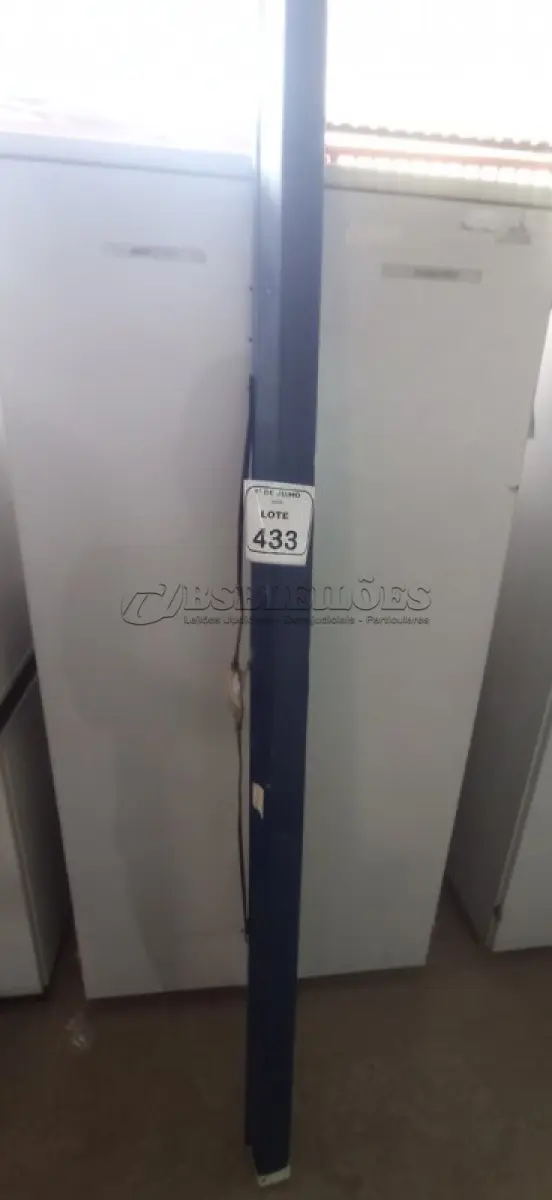 LOTE 433 - 01 TELA DE PROJEÇÃO RETRÁTIL. (NO ESTADO) ATENÇÃO! FAZER A VISITAÇÃO ANTES DE ARREMATAR, NÃO SABEMOS SE FUNCIONA, LEILÃO NÃO TEM GARANTIA E NEM DEVOLUÇÃO, SUJEITO A POSSÍVEIS AVARIAS VISÍVEIS/OCULTAS E/OU AUSÊNCIA DE COMPONENTES.