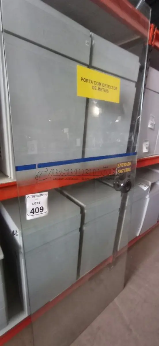 LOTE 409 - 01 PORTA DE VIDRO DE 2,06X0,83. (NO ESTADO) ATENÇÃO! FAZER A VISITAÇÃO ANTES DE ARREMATAR, NÃO SABEMOS SE FUNCIONA, LEILÃO NÃO TEM GARANTIA E NEM DEVOLUÇÃO, SUJEITO A POSSÍVEIS AVARIAS VISÍVEIS/OCULTAS E/OU AUSÊNCIA DE COMPONENTES.