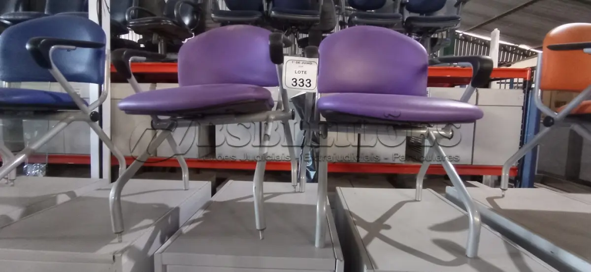 LOTE 333 - 02 CADEIRAS BAIXAS COM ASSENTO DOBRÁVEL. (NO ESTADO) ATENÇÃO! FAZER A VISITAÇÃO ANTES DE ARREMATAR, NÃO SABEMOS SE FUNCIONA, LEILÃO NÃO TEM GARANTIA E NEM DEVOLUÇÃO, SUJEITO A POSSÍVEIS AVARIAS VISÍVEIS/OCULTAS E/OU AUSÊNCIA DE COMPONENTES.