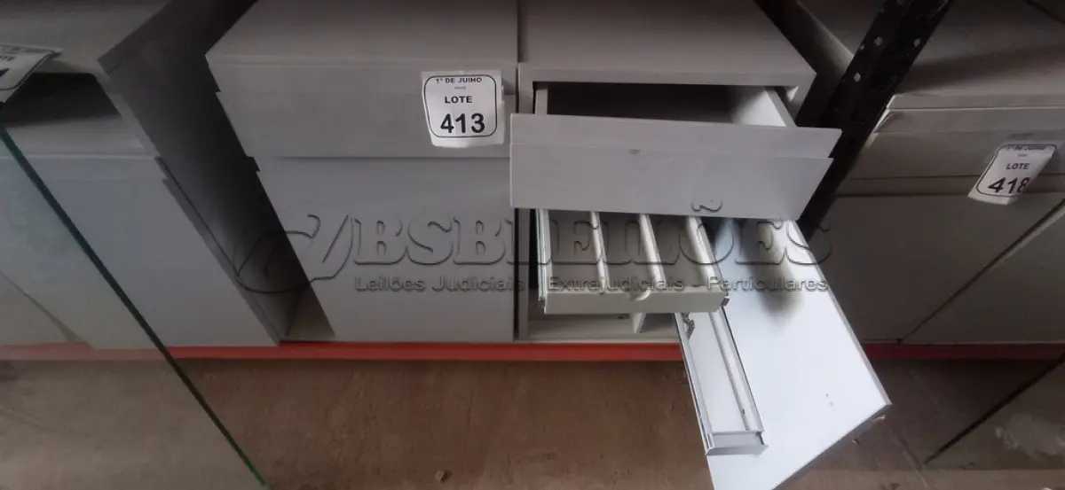LOTE 413 - 02 ARMÁRIOS PARA CPU COM 01 PORTA E 01 GAVETA. (NO ESTADO) ATENÇÃO! FAZER A VISITAÇÃO ANTES DE ARREMATAR, NÃO SABEMOS SE FUNCIONA, LEILÃO NÃO TEM GARANTIA E NEM DEVOLUÇÃO, SUJEITO A POSSÍVEIS AVARIAS VISÍVEIS/OCULTAS E/OU AUSÊNCIA DE COMPONENTES.