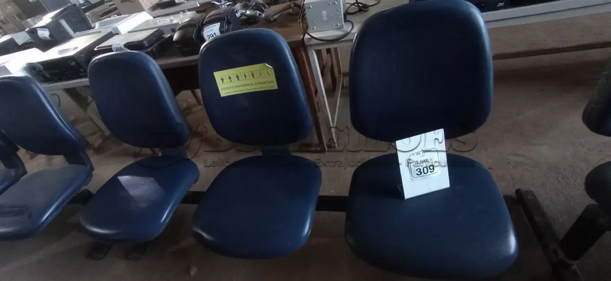 LOTE 309 - 01 CADEIRA TIPO LONGARINA COM 03 LUGARES. (NO ESTADO) ATENÇÃO! FAZER A VISITAÇÃO ANTES DE ARREMATAR, NÃO SABEMOS SE FUNCIONA, LEILÃO NÃO TEM GARANTIA E NEM DEVOLUÇÃO, SUJEITO A POSSÍVEIS AVARIAS VISÍVEIS/OCULTAS E/OU AUSÊNCIA DE COMPONENTES.