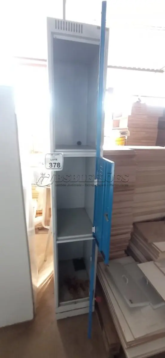 LOTE 378 - 01 ARMÁRIO ROUPEIRO DE 1,86X0,30 E AÇO COM 03 PORTAS. (NO ESTADO) ATENÇÃO! FAZER A VISITAÇÃO ANTES DE ARREMATAR, NÃO SABEMOS SE FUNCIONA, LEILÃO NÃO TEM GARANTIA E NEM DEVOLUÇÃO, SUJEITO A POSSÍVEIS AVARIAS VISÍVEIS/OCULTAS E/OU AUSÊNCIA DE COMPONENTES.