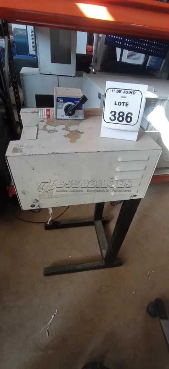 LOTE 386 - 01 FRAGMENTADORA DE PAPEL 110V. (NO ESTADO) ATENÇÃO! FAZER A VISITAÇÃO ANTES DE ARREMATAR, NÃO SABEMOS SE FUNCIONA, LEILÃO NÃO TEM GARANTIA E NEM DEVOLUÇÃO, SUJEITO A POSSÍVEIS AVARIAS VISÍVEIS/OCULTAS E/OU AUSÊNCIA DE COMPONENTES.