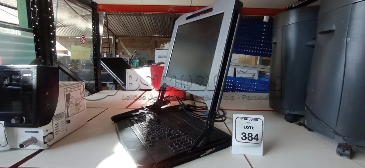 LOTE 384 - 01 CONSOLE DE RACK SER MARCA DELL. (NO ESTADO) ATENÇÃO! FAZER A VISITAÇÃO ANTES DE ARREMATAR, NÃO SABEMOS SE FUNCIONA, LEILÃO NÃO TEM GARANTIA E NEM DEVOLUÇÃO, SUJEITO A POSSÍVEIS AVARIAS VISÍVEIS/OCULTAS E/OU AUSÊNCIA DE COMPONENTES.