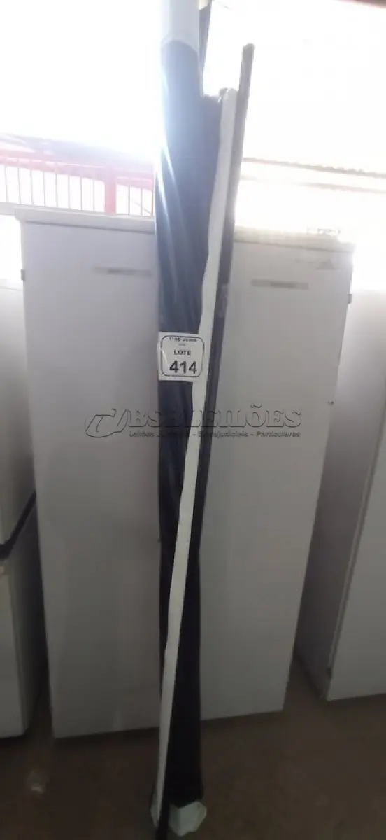 LOTE 414 - 01 TELA DE PROJEÇÃO RETRÁTIL. (NO ESTADO) ATENÇÃO! FAZER A VISITAÇÃO ANTES DE ARREMATAR, NÃO SABEMOS SE FUNCIONA, LEILÃO NÃO TEM GARANTIA E NEM DEVOLUÇÃO, SUJEITO A POSSÍVEIS AVARIAS VISÍVEIS/OCULTAS E/OU AUSÊNCIA DE COMPONENTES.