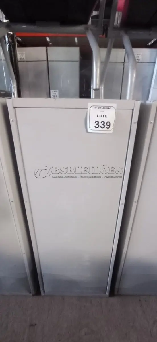 LOTE 339 - 01 ARQUIVO DE AÇO COM 04 GAVETAS. (NO ESTADO) ATENÇÃO! FAZER A VISITAÇÃO ANTES DE ARREMATAR, NÃO SABEMOS SE FUNCIONA, LEILÃO NÃO TEM GARANTIA E NEM DEVOLUÇÃO, SUJEITO A POSSÍVEIS AVARIAS VISÍVEIS/OCULTAS E/OU AUSÊNCIA DE COMPONENTES.