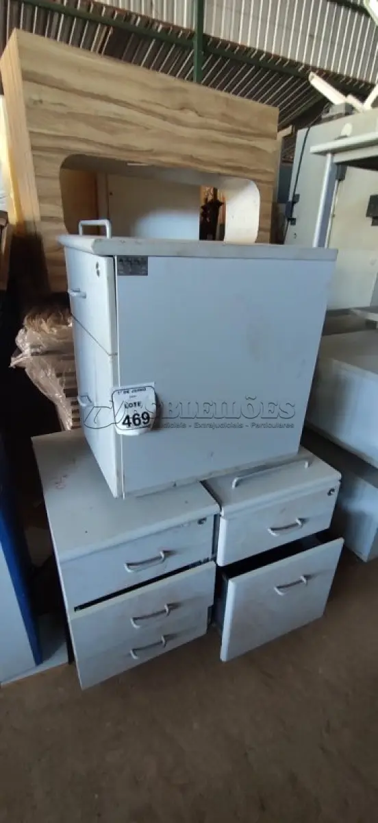 LOTE 469 - 03 GAVETEIROS PEQUENOS EM MADEIRA. (NO ESTADO) ATENÇÃO! FAZER A VISITAÇÃO ANTES DE ARREMATAR, NÃO SABEMOS SE FUNCIONA, LEILÃO NÃO TEM GARANTIA E NEM DEVOLUÇÃO, SUJEITO A POSSÍVEIS AVARIAS VISÍVEIS/OCULTAS E/OU AUSÊNCIA DE COMPONENTES.