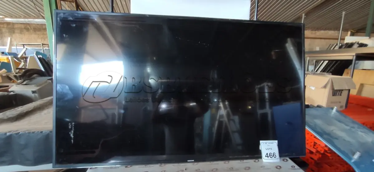 LOTE 466 - 01 TV 55’’ MARCA SAMSUNG PARA RETIRADA DE PEÇAS. (NO ESTADO) ATENÇÃO! FAZER A VISITAÇÃO ANTES DE ARREMATAR, NÃO SABEMOS SE FUNCIONA, LEILÃO NÃO TEM GARANTIA E NEM DEVOLUÇÃO, SUJEITO A POSSÍVEIS AVARIAS VISÍVEIS/OCULTAS E/OU AUSÊNCIA DE COMPONENTES.