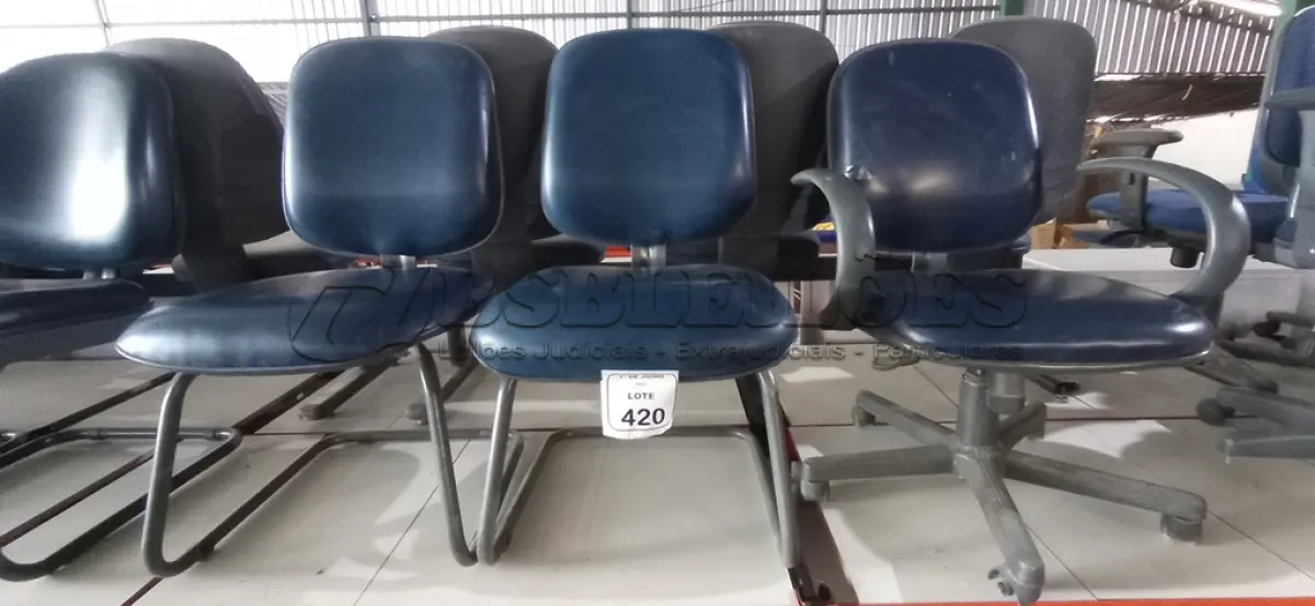 LOTE 420 - 02 CADEIRAS COM PÉS FIXOS E 01 CADEIRA DE ESCRITÓRIO GIRATÓRIA. (NO ESTADO) ATENÇÃO! FAZER A VISITAÇÃO ANTES DE ARREMATAR, NÃO SABEMOS SE FUNCIONA, LEILÃO NÃO TEM GARANTIA E NEM DEVOLUÇÃO, SUJEITO A POSSÍVEIS AVARIAS VISÍVEIS/OCULTAS E/OU AUSÊNCIA DE COMPONENTES.