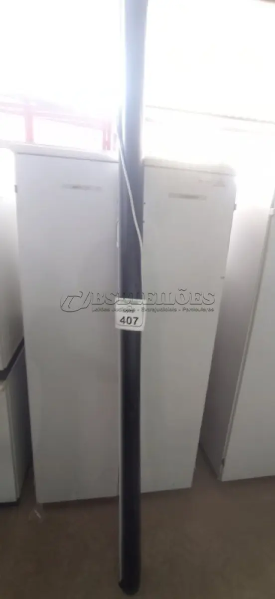 LOTE 407 - 01 TELA DE PROJEÇÃO RETRÁTIL. (NO ESTADO) ATENÇÃO! FAZER A VISITAÇÃO ANTES DE ARREMATAR, NÃO SABEMOS SE FUNCIONA, LEILÃO NÃO TEM GARANTIA E NEM DEVOLUÇÃO, SUJEITO A POSSÍVEIS AVARIAS VISÍVEIS/OCULTAS E/OU AUSÊNCIA DE COMPONENTES.