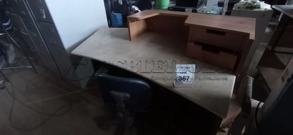 LOTE 367 - 01 MESA BALCÃO DE ATENDIMENTO COM BASE DE MADEIRA E TAMPO EM PEDRA COM 01 CADEIRA DE ESCRITÓRIO GIRATÓRIA. (NO ESTADO) ATENÇÃO! FAZER A VISITAÇÃO ANTES DE ARREMATAR, NÃO SABEMOS SE FUNCIONA, LEILÃO NÃO TEM GARANTIA E NEM DEVOLUÇÃO, SUJEITO A POSSÍVEIS AVARIAS VISÍVEIS/OCULTAS E/OU AUSÊNCIA DE COMPONENTES.