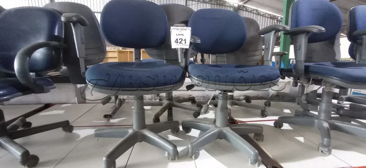 LOTE 421 - 02 CADEIRAS DE ESCRITÓRIO COM PÉS FIXOS. (NO ESTADO) ATENÇÃO! FAZER A VISITAÇÃO ANTES DE ARREMATAR, NÃO SABEMOS SE FUNCIONA, LEILÃO NÃO TEM GARANTIA E NEM DEVOLUÇÃO, SUJEITO A POSSÍVEIS AVARIAS VISÍVEIS/OCULTAS E/OU AUSÊNCIA DE COMPONENTES.