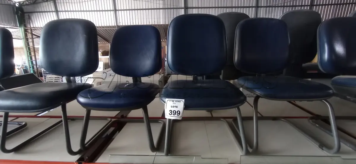 LOTE 399 - 04 CADEIRAS DE PÉS FIXOS. (NO ESTADO) ATENÇÃO! FAZER A VISITAÇÃO ANTES DE ARREMATAR, NÃO SABEMOS SE FUNCIONA, LEILÃO NÃO TEM GARANTIA E NEM DEVOLUÇÃO, SUJEITO A POSSÍVEIS AVARIAS VISÍVEIS/OCULTAS E/OU AUSÊNCIA DE COMPONENTES.