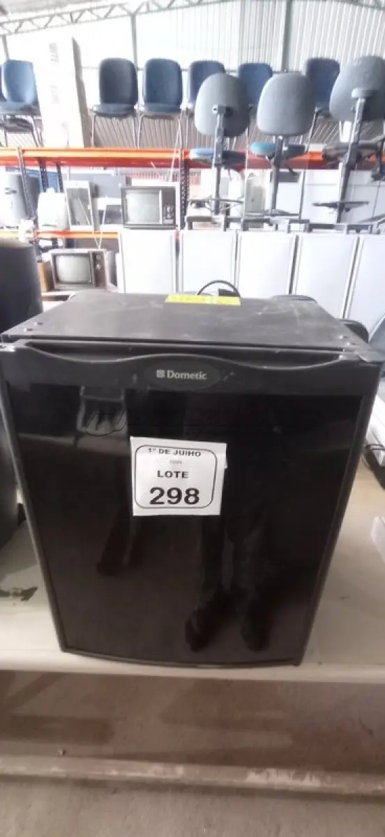 LOTE 298 - 01 FRIGOBAR 220V MARCA DOMETIC. (NO ESTADO) ATENÇÃO! FAZER A VISITAÇÃO ANTES DE ARREMATAR, NÃO SABEMOS SE FUNCIONA, LEILÃO NÃO TEM GARANTIA E NEM DEVOLUÇÃO, SUJEITO A POSSÍVEIS AVARIAS VISÍVEIS/OCULTAS E/OU AUSÊNCIA DE COMPONENTES.