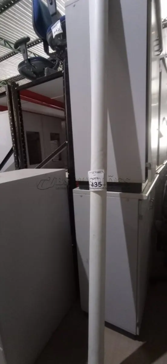 LOTE 435 - 01 TELA DE PROJEÇÃO RETRÁTIL. (NO ESTADO) ATENÇÃO! FAZER A VISITAÇÃO ANTES DE ARREMATAR, NÃO SABEMOS SE FUNCIONA, LEILÃO NÃO TEM GARANTIA E NEM DEVOLUÇÃO, SUJEITO A POSSÍVEIS AVARIAS VISÍVEIS/OCULTAS E/OU AUSÊNCIA DE COMPONENTES.