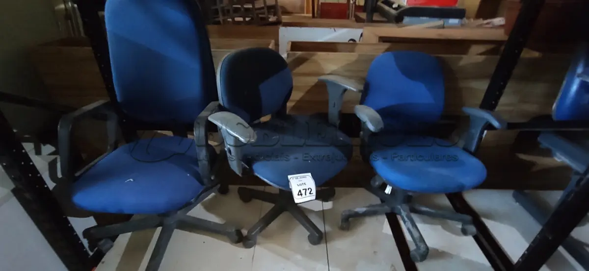 LOTE 472 - 03 CADEIRAS DE ESCRITÓRIO GIRATÓRIAS. (NO ESTADO) ATENÇÃO! FAZER A VISITAÇÃO ANTES DE ARREMATAR, NÃO SABEMOS SE FUNCIONA, LEILÃO NÃO TEM GARANTIA E NEM DEVOLUÇÃO, SUJEITO A POSSÍVEIS AVARIAS VISÍVEIS/OCULTAS E/OU AUSÊNCIA DE COMPONENTES.