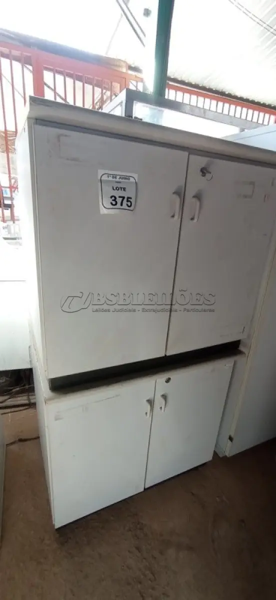 LOTE 375 - 02 ARMÁRIOS BAIXOS EM MADEIRA COM 02 PORTAS. (NO ESTADO) ATENÇÃO! FAZER A VISITAÇÃO ANTES DE ARREMATAR, NÃO SABEMOS SE FUNCIONA, LEILÃO NÃO TEM GARANTIA E NEM DEVOLUÇÃO, SUJEITO A POSSÍVEIS AVARIAS VISÍVEIS/OCULTAS E/OU AUSÊNCIA DE COMPONENTES.