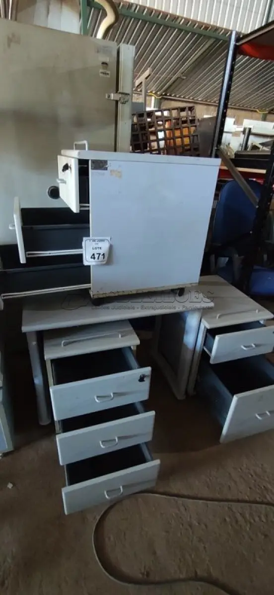 LOTE 471 - 03 GAVETEIROS PEQUENOS EM MADEIRA E 01 MESA PEQUENA EM MADEIRA. (NO ESTADO) ATENÇÃO! FAZER A VISITAÇÃO ANTES DE ARREMATAR, NÃO SABEMOS SE FUNCIONA, LEILÃO NÃO TEM GARANTIA E NEM DEVOLUÇÃO, SUJEITO A POSSÍVEIS AVARIAS VISÍVEIS/OCULTAS E/OU AUSÊNCIA DE COMPONENTES.