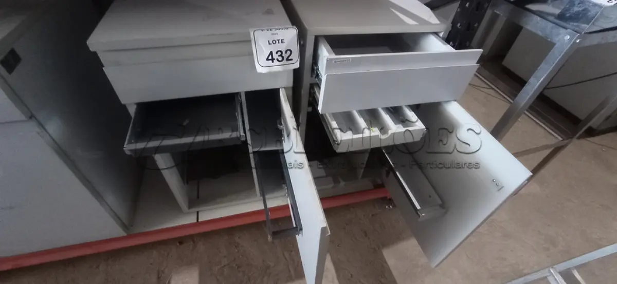 LOTE 432 - 02 ARMÁRIOS PARA CPU COM 01 PORTA E 01 GAVETA. (NO ESTADO) ATENÇÃO! FAZER A VISITAÇÃO ANTES DE ARREMATAR, NÃO SABEMOS SE FUNCIONA, LEILÃO NÃO TEM GARANTIA E NEM DEVOLUÇÃO, SUJEITO A POSSÍVEIS AVARIAS VISÍVEIS/OCULTAS E/OU AUSÊNCIA DE COMPONENTES.