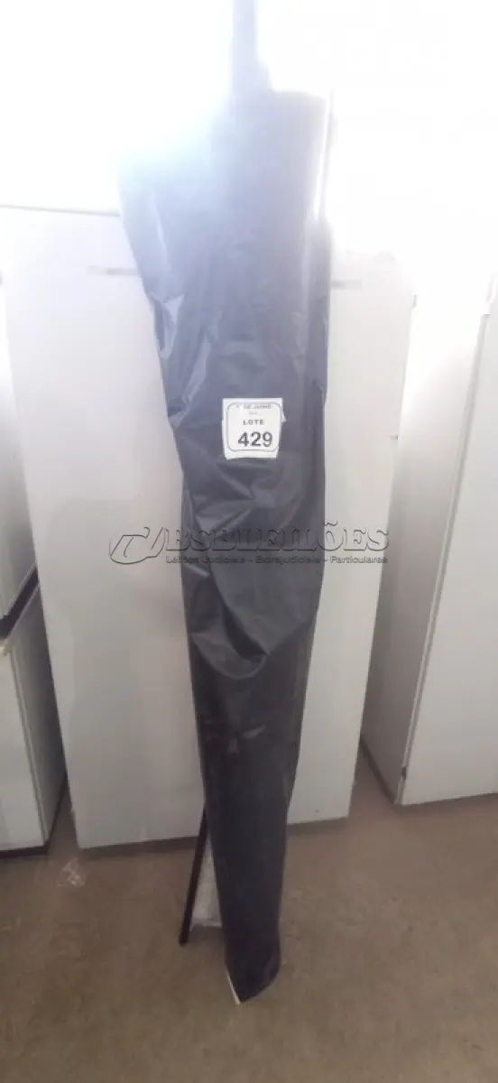 LOTE 429 - 01 TELA DE PROJEÇÃO RETRÁTIL. (NO ESTADO) ATENÇÃO! FAZER A VISITAÇÃO ANTES DE ARREMATAR, NÃO SABEMOS SE FUNCIONA, LEILÃO NÃO TEM GARANTIA E NEM DEVOLUÇÃO, SUJEITO A POSSÍVEIS AVARIAS VISÍVEIS/OCULTAS E/OU AUSÊNCIA DE COMPONENTES.