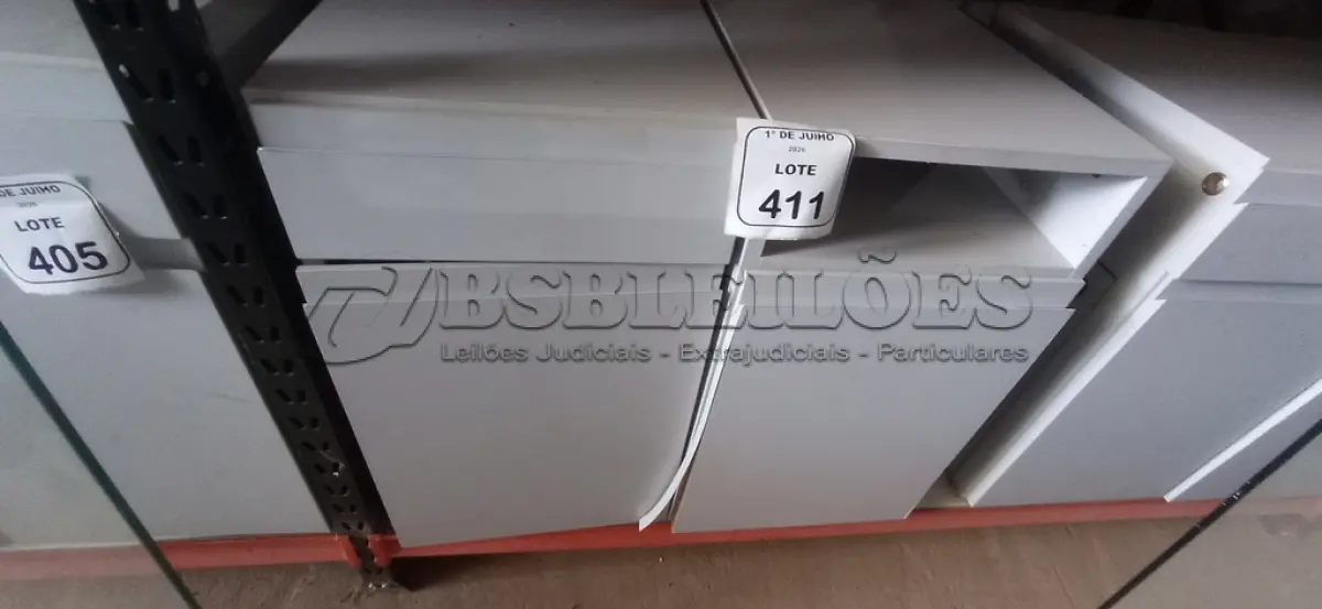 LOTE 411 - 02 ARMÁRIOS PARA CPU COM 01 PORTA E 01 GAVETA. (NO ESTADO) ATENÇÃO! FAZER A VISITAÇÃO ANTES DE ARREMATAR, NÃO SABEMOS SE FUNCIONA, LEILÃO NÃO TEM GARANTIA E NEM DEVOLUÇÃO, SUJEITO A POSSÍVEIS AVARIAS VISÍVEIS/OCULTAS E/OU AUSÊNCIA DE COMPONENTES.