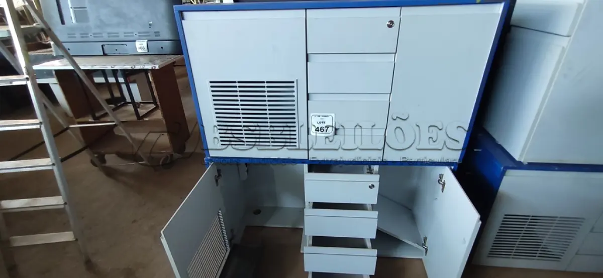 LOTE 467 - 02 BALCÕES DE ESCRITÓRIO COM 04 GAVETA COM 01 PORTA E 01 SUPORTE PARA CPU. (NO ESTADO) ATENÇÃO! FAZER A VISITAÇÃO ANTES DE ARREMATAR, NÃO SABEMOS SE FUNCIONA, LEILÃO NÃO TEM GARANTIA E NEM DEVOLUÇÃO, SUJEITO A POSSÍVEIS AVARIAS VISÍVEIS/OCULTAS E/OU AUSÊNCIA DE COMPONENTES.