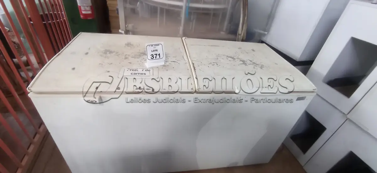 LOTE 371 - 01 FREEZER HORIZONTAL MODELO H500 MARCA ELECTROLUX. (NO ESTADO) ATENÇÃO! FAZER A VISITAÇÃO ANTES DE ARREMATAR, NÃO SABEMOS SE FUNCIONA, LEILÃO NÃO TEM GARANTIA E NEM DEVOLUÇÃO, SUJEITO A POSSÍVEIS AVARIAS VISÍVEIS/OCULTAS E/OU AUSÊNCIA DE COMPONENTES.