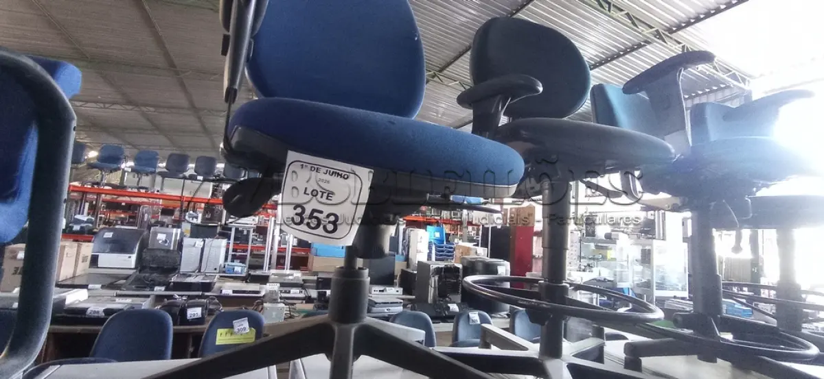 LOTE 353 - 01 CADEIRA DE ESCRITÓRIO GIRATÓRIA. (NO ESTADO) ATENÇÃO! FAZER A VISITAÇÃO ANTES DE ARREMATAR, NÃO SABEMOS SE FUNCIONA, LEILÃO NÃO TEM GARANTIA E NEM DEVOLUÇÃO, SUJEITO A POSSÍVEIS AVARIAS VISÍVEIS/OCULTAS E/OU AUSÊNCIA DE COMPONENTES.
