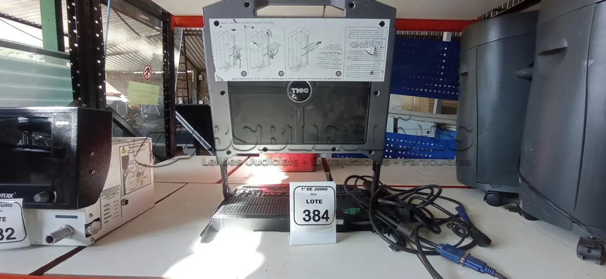 LOTE 384 - 01 CONSOLE DE RACK SER MARCA DELL. (NO ESTADO) ATENÇÃO! FAZER A VISITAÇÃO ANTES DE ARREMATAR, NÃO SABEMOS SE FUNCIONA, LEILÃO NÃO TEM GARANTIA E NEM DEVOLUÇÃO, SUJEITO A POSSÍVEIS AVARIAS VISÍVEIS/OCULTAS E/OU AUSÊNCIA DE COMPONENTES.