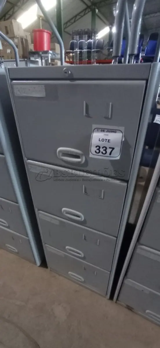 LOTE 337 - 01 ARQUIVO DE AÇO COM 04 GAVETAS. (NO ESTADO) ATENÇÃO! FAZER A VISITAÇÃO ANTES DE ARREMATAR, NÃO SABEMOS SE FUNCIONA, LEILÃO NÃO TEM GARANTIA E NEM DEVOLUÇÃO, SUJEITO A POSSÍVEIS AVARIAS VISÍVEIS/OCULTAS E/OU AUSÊNCIA DE COMPONENTES.